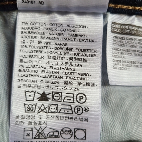 Levi's Classic Bermuda Jean Shorts in Dark Wash - Size 27 - Picture 12 of 13